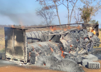 Carga de plumas de algodão fica destruída após carreta pegar fogo na BR-135